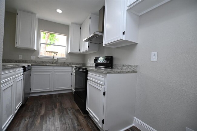 Building Photo - Stunningly Renovated 2-Bedroom Home with M...