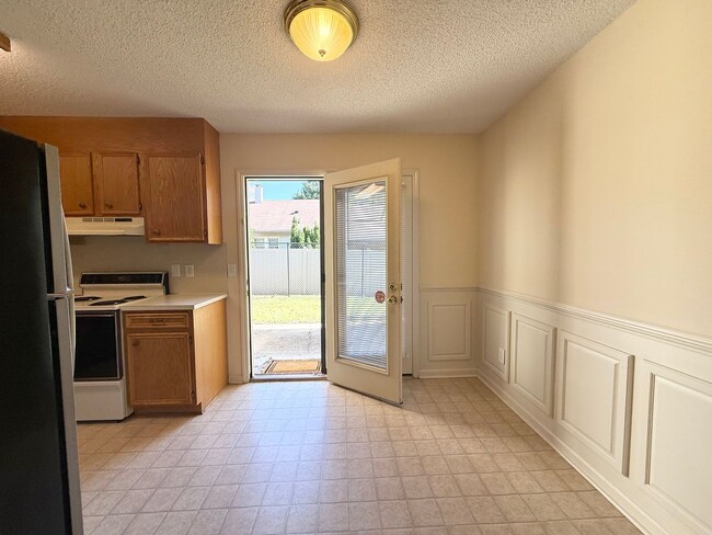 Building Photo - Private 2BD/1.5BA Townhouse in Prime NW Hi...