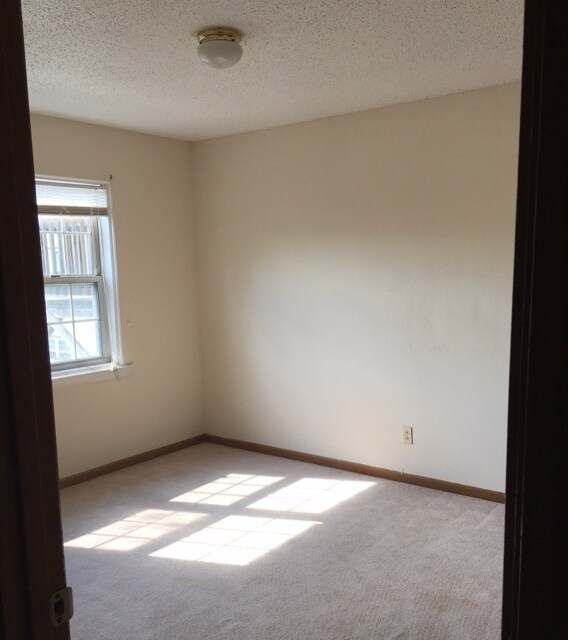 Building Photo - 2 Bedroom Apartment on Second Floor