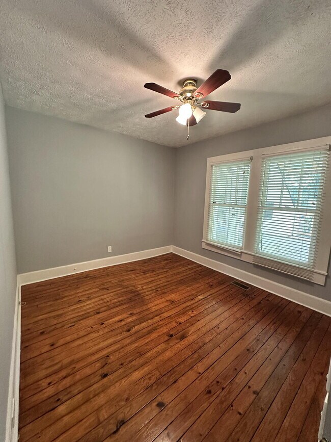Building Photo - Charming 3 bed/1 bath in the city!