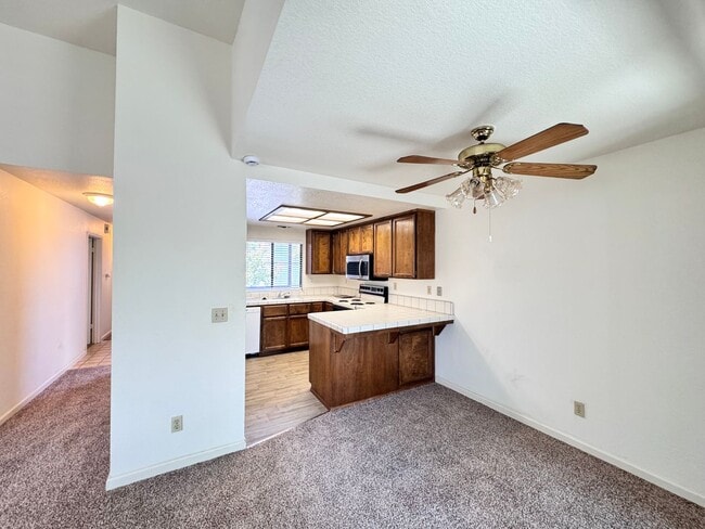Building Photo - Cozy upstairs Condo in Auburn. Pets welcome!!