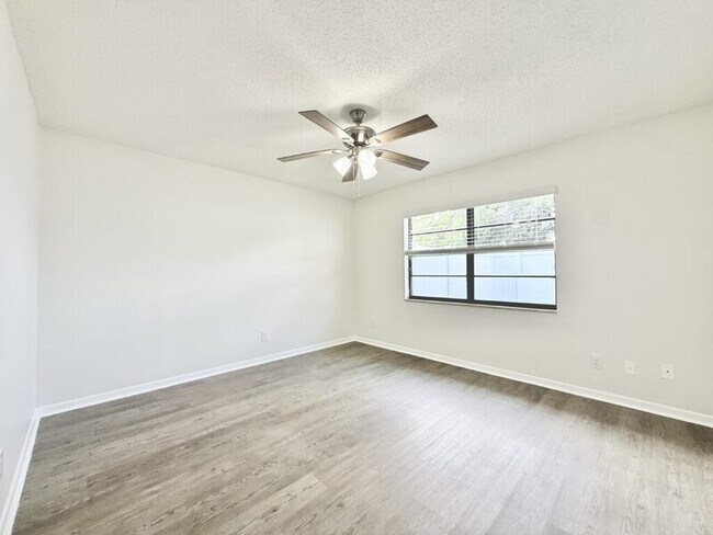 Building Photo - 5212 Peach Ave