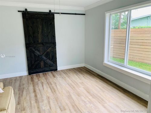 Building Photo - 901 NE 25th Ave