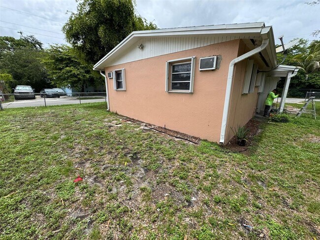 Building Photo - 844 NW 18th Ave