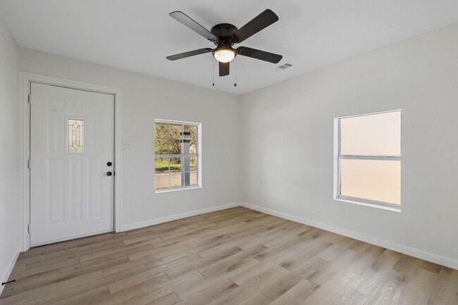 Building Photo - BEAUTIFUL- UPDATED 3 bedroom 1 Bath in Cleburne!