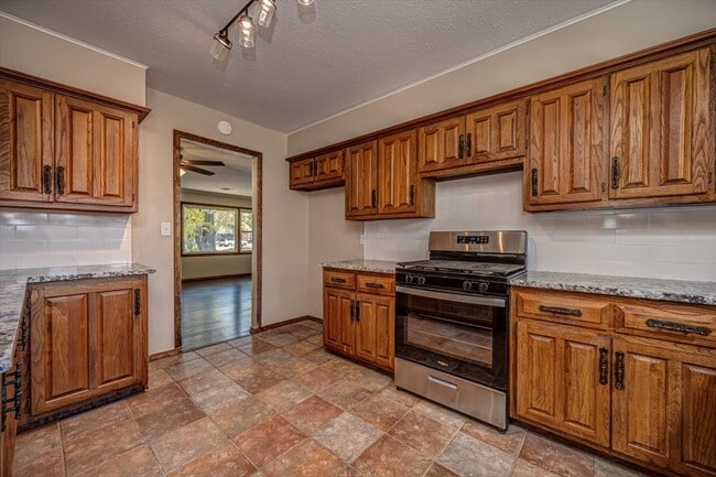 Building Photo - 809 N Ross Ave