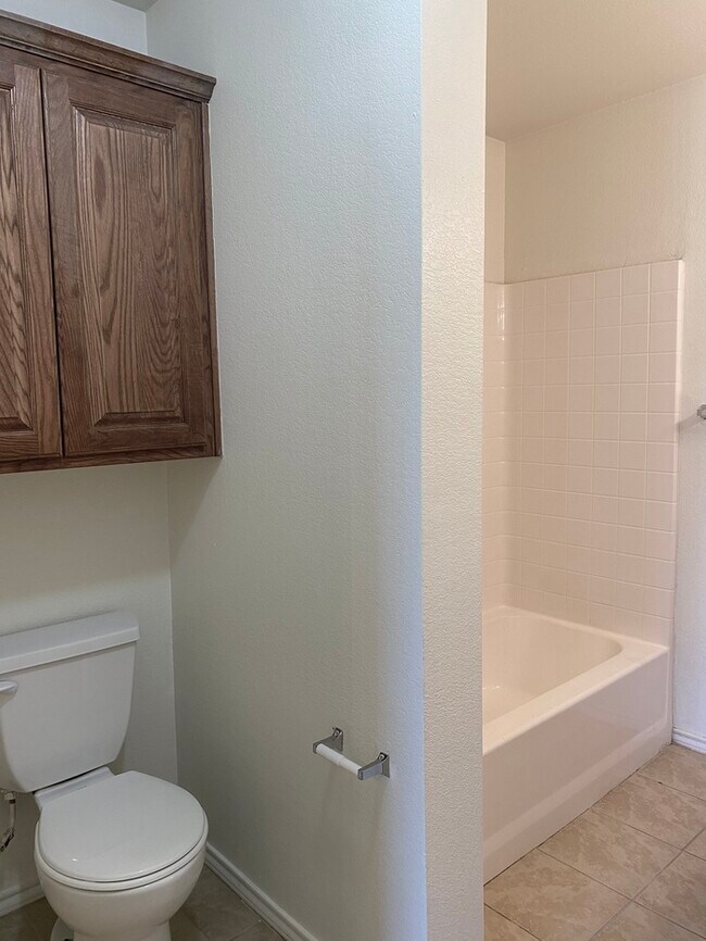 Building Photo - 3 bed 2 bath home, large backyard!