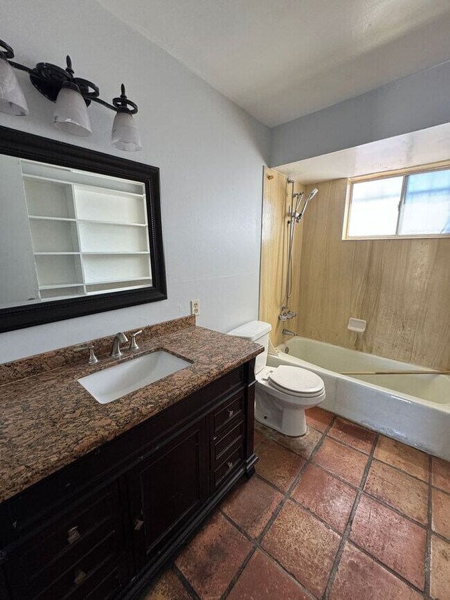 Building Photo - 3208 E Almartin St