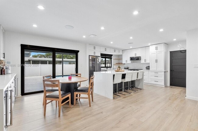 Building Photo - 10950 NW 16th Ct