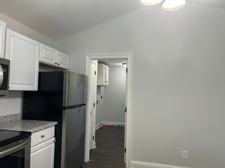 Building Photo - 193 Chevrolet St