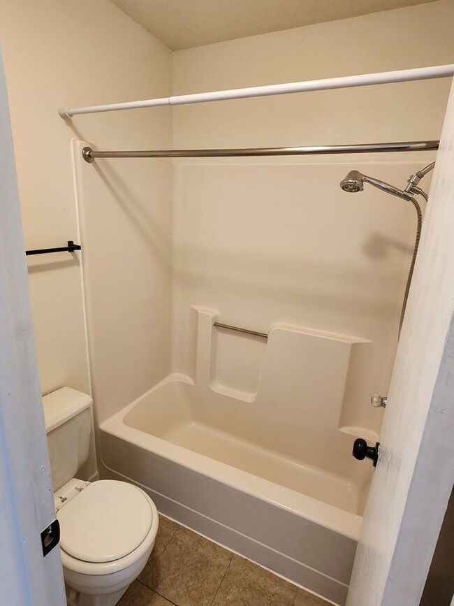 Building Photo - ~ RENT SPECIAL ~ HOLIDAY MERRINESS ~ 3 Bedroom, 3 Bath Home for rent Close to the Hospital