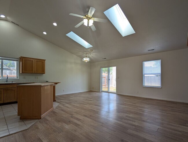 Building Photo - Great 3 Bedroom, 2-Bath Home With 2 Separate Living Rooms!