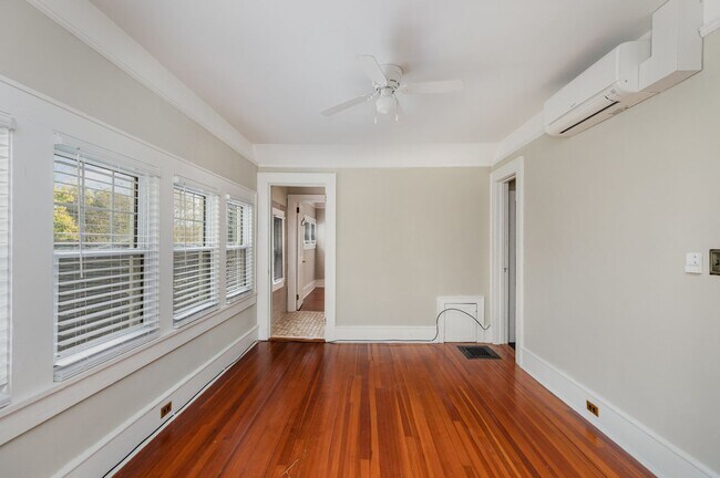 Building Photo - **Price Reduced with HOLIDAY MOVE-IN SPECIAL! $500 off 1st full month's rent with lease signed by...