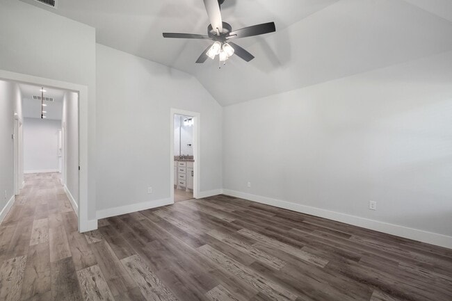 Building Photo - 400 Leuty St