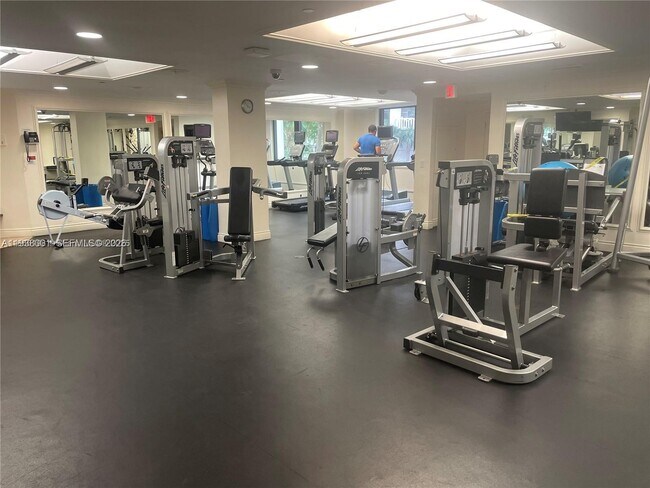 Building Photo - 1121 Crandon Blvd