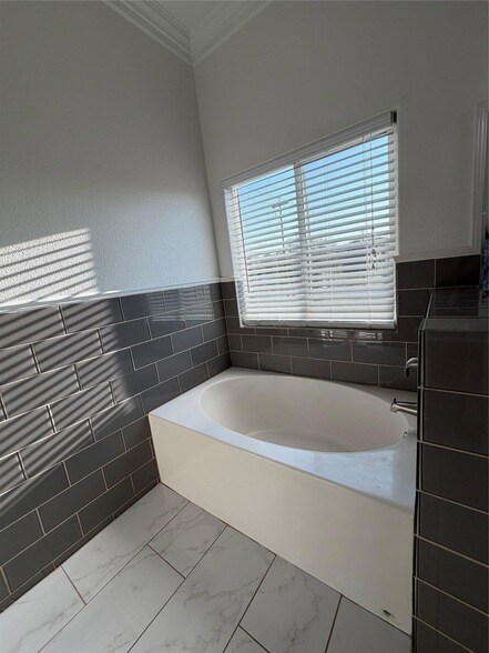 Building Photo - 398 Mesa Dr