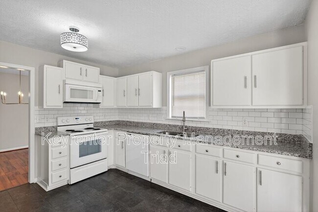 Building Photo - 701 Ashcroft Rd