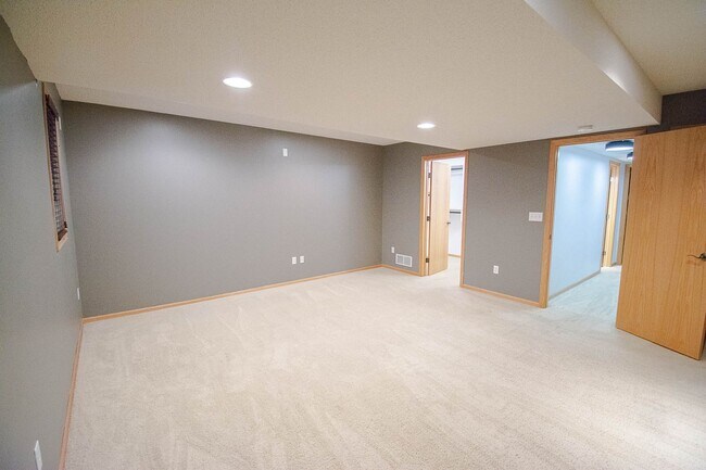Building Photo - 3057 Venice Ln NW