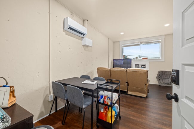 Building Photo - DT Cornelia Loft 3