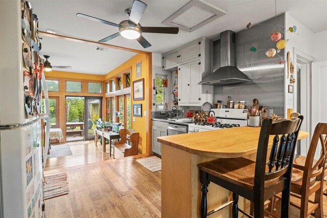 Building Photo - 508 E 38th 1/2 St