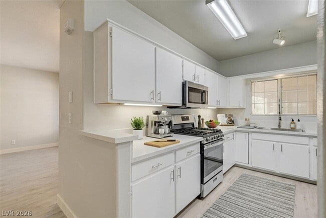 Building Photo - 1900 N Torrey Pines Dr