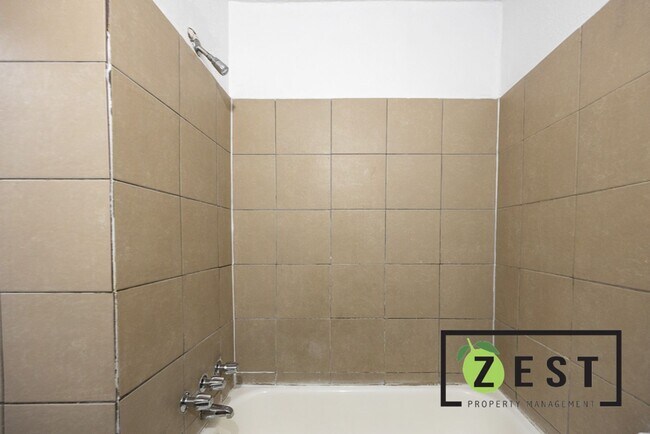 Building Photo - OPEN HOUSE- 12/23! 4PM-4:30PM! Beautiful 3 BED 1 BATH!