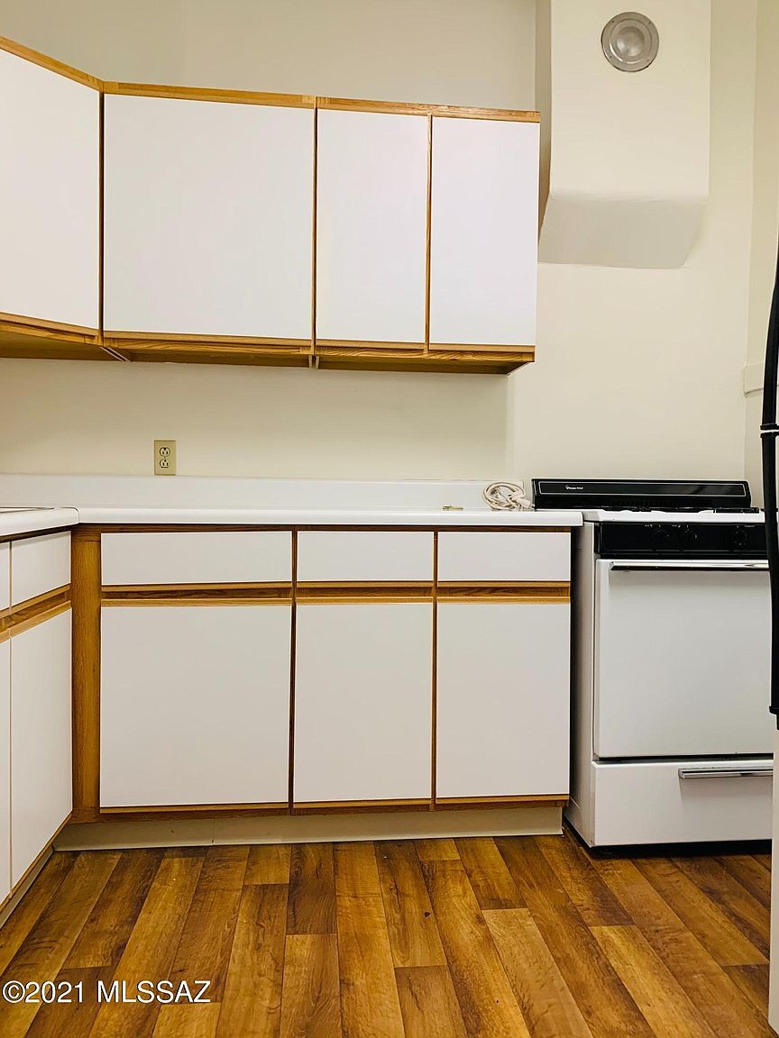 Kitchen - 616 E 8th St