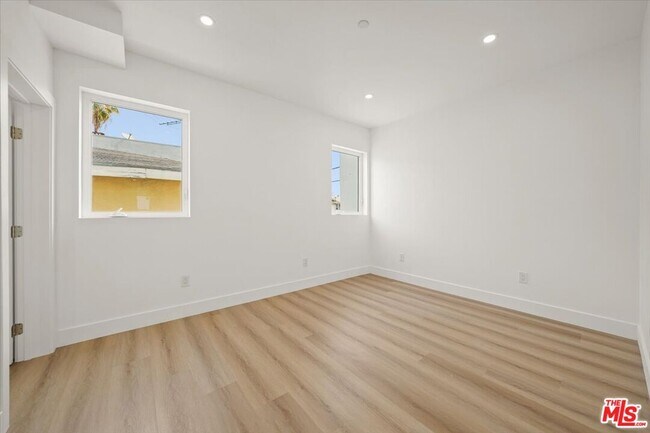 Building Photo - 914 N Hudson Ave