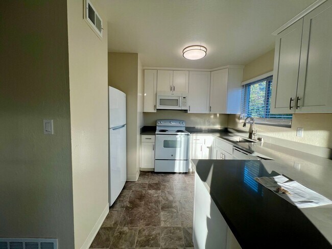 Building Photo - Renovated 2-bedroom, 1-bath Unit