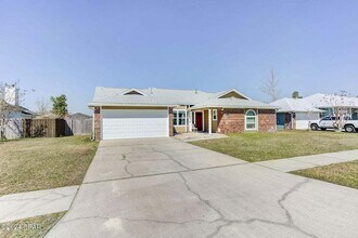Building Photo - ** Brick Home in great neighborhood close to TAFB