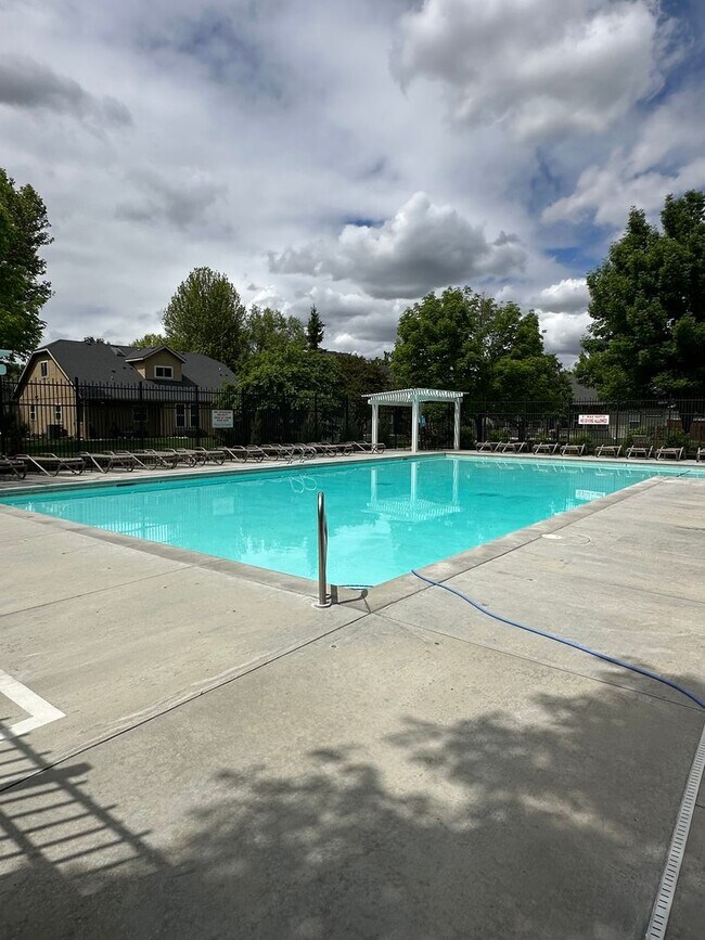 Building Photo - 3 Bedroom 2 Bath Home, New Paint, New LVP ...