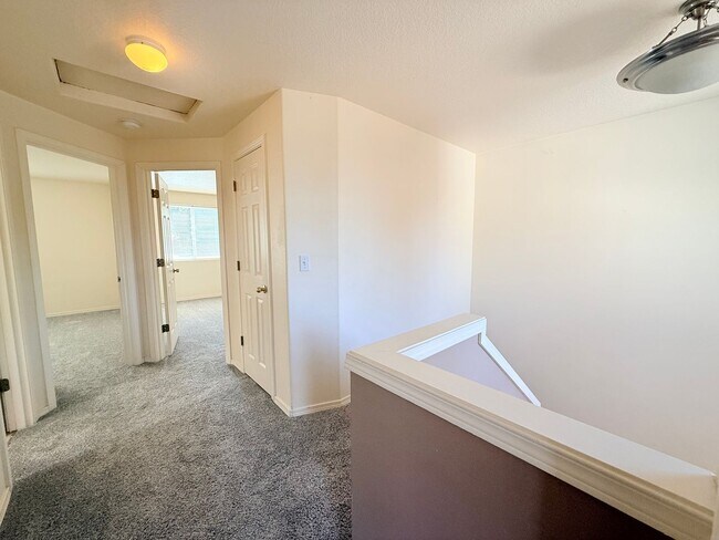 Building Photo - Beautiful 3 Bedroom Beaverton Home with New Carpet and Large Fenced in Backyard!