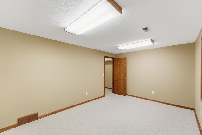 Building Photo - TIMELESS COMFORT!! 4 Bedroom, 4 Bathroom Home in Urbandale!