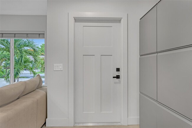 Building Photo - 414 W Mango St