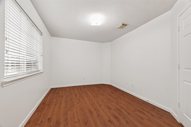 Building Photo - 2015 Waverly Glend Dr