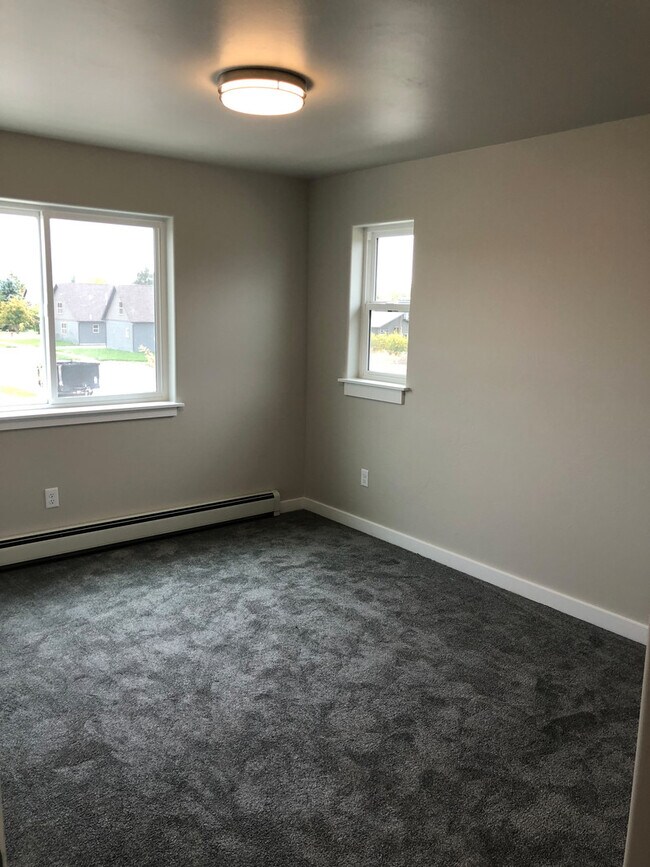 Building Photo - Modern Townhome with Heated Garage