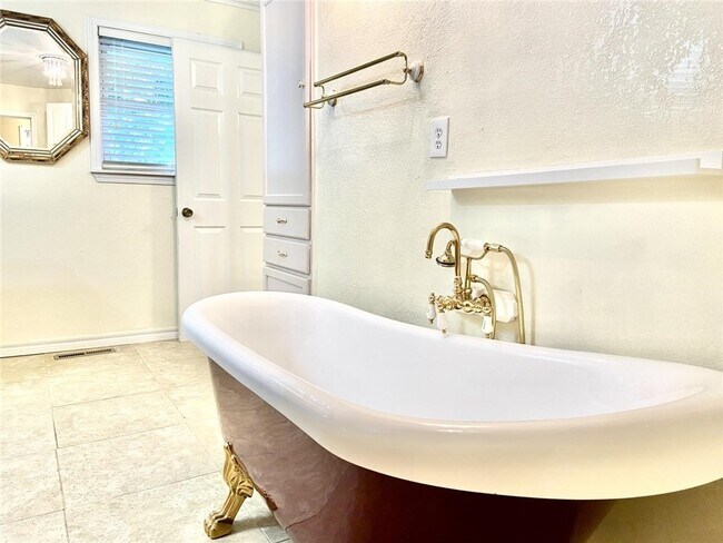 Building Photo - 7 Evesham Ln