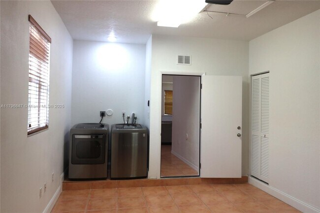 Building Photo - 2865 SW 139th Ave