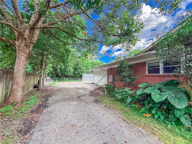 Building Photo - 2772 N Grafhill Dr