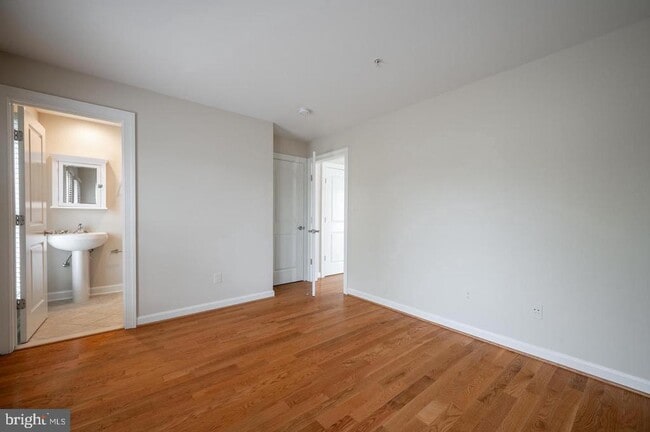 Building Photo - 420 Cook St