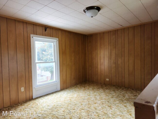 Building Photo - 2 br, 1.5 bath House - 390 College St.