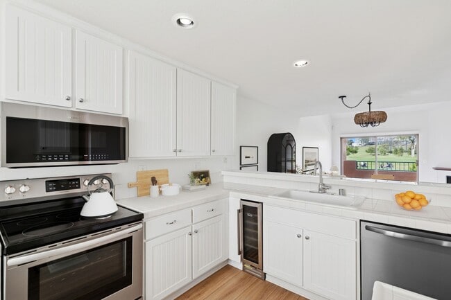 Building Photo - Villa Point Upper Unit with Loft and Golf Course Views