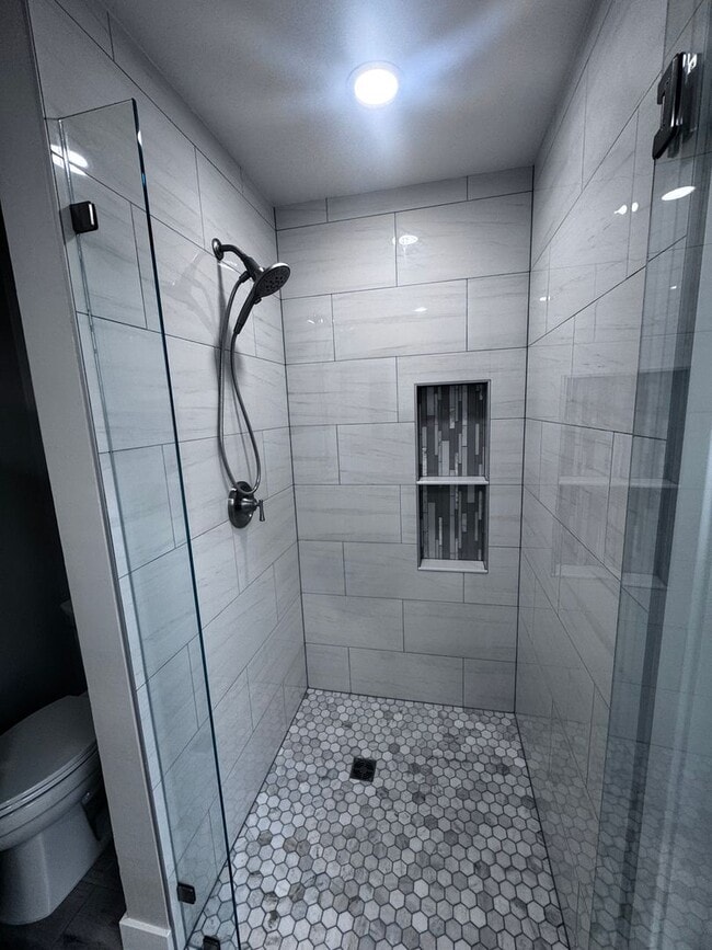 Building Photo - Spacious 3 Bed 2 Bath in Enderle Gardens: ...