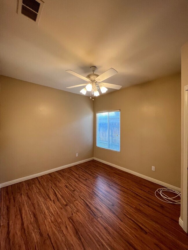 Building Photo - 9914 Paper Moon Way
