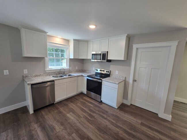 Building Photo - NEWLY REMODELED 3 BEDROOM IN PRINCE GEORGE