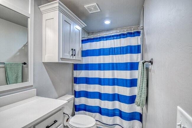 Building Photo - Spacious 5-Bedroom Home with 3 Full Baths ...
