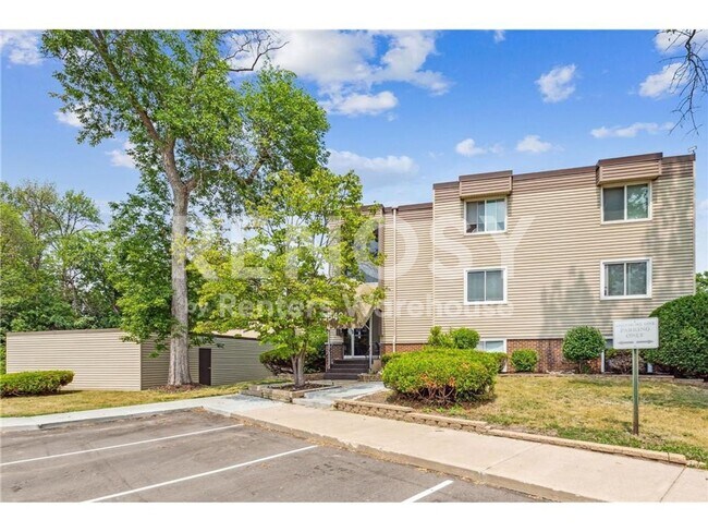 Building Photo - Available now - your very own 2 bedroom, 2 bath condo in Plymouth!