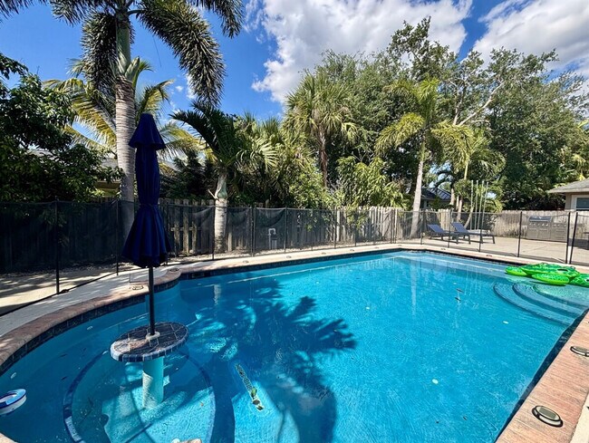 Building Photo - 13885 Sheffield St