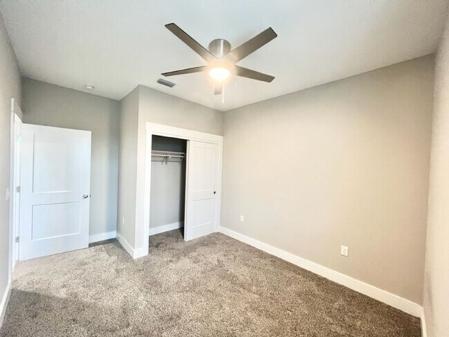 Building Photo - 9 Praiseworthy Dr