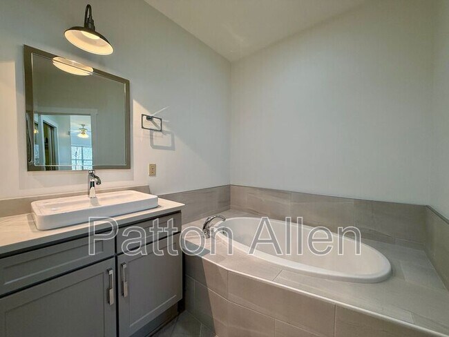 Building Photo - 9 Kenilworth Knl